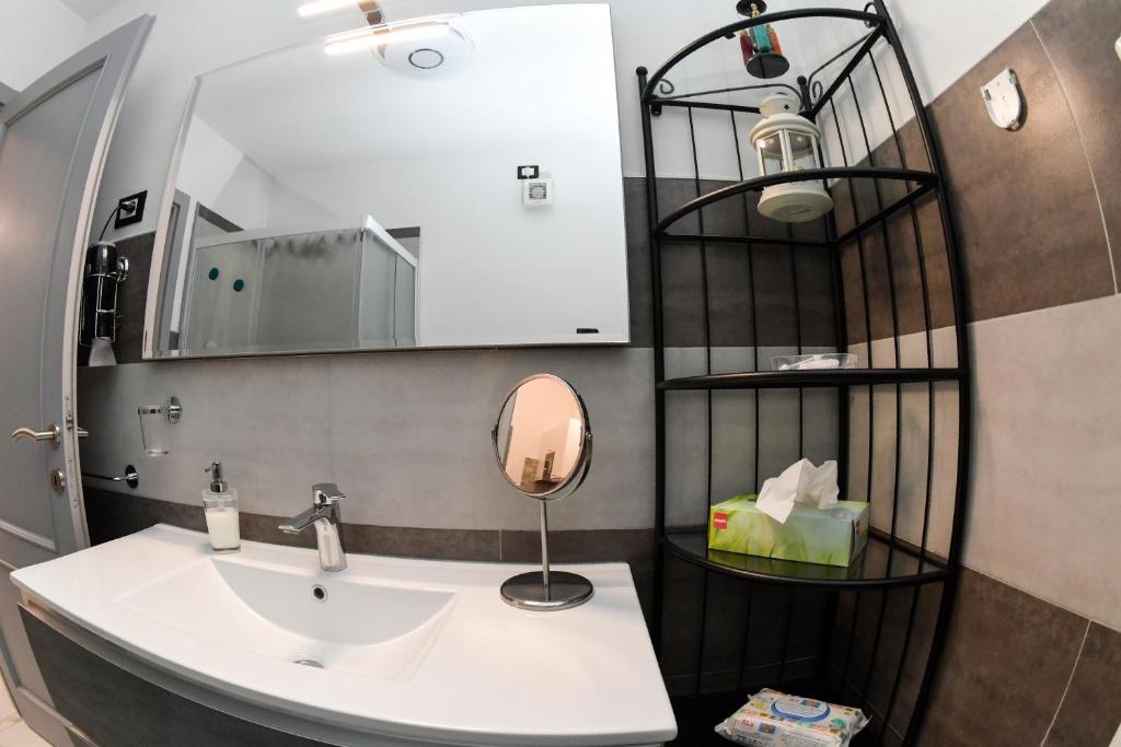 Koupelna v ubytování "DueEmme Lodge" , a pochi passi dal porto