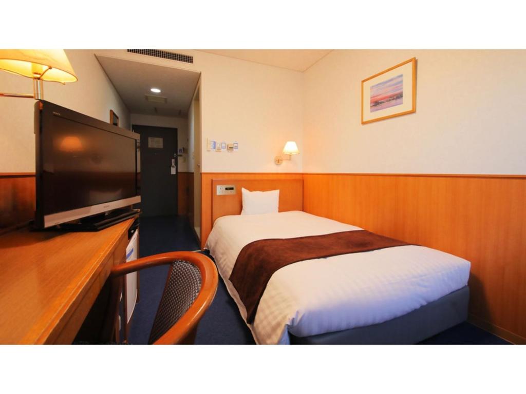 伊勢市にあるIse Pearl Pier Hotel - Vacation STAY 60823vのベッド2台、薄型テレビが備わるホテルルームです。