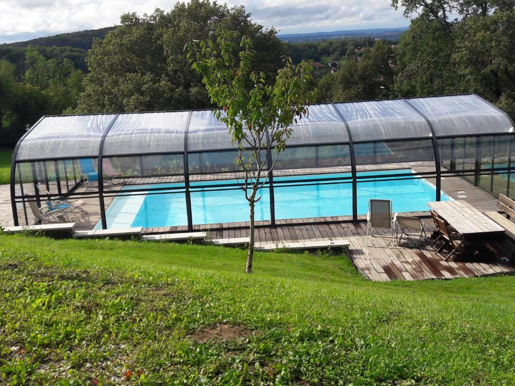 Bazén v ubytování Au Doubs Repos nebo v jeho okolí