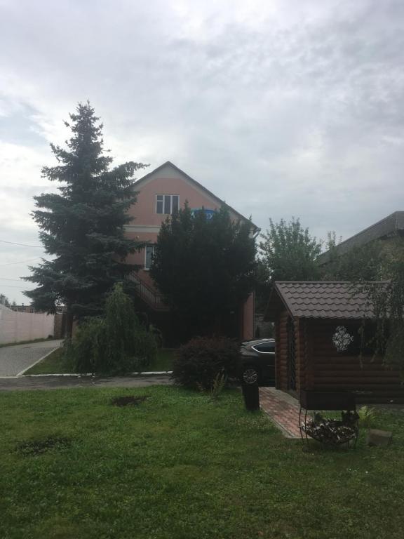 una casa en un patio con una casa en mini-hotel Neptun en Rivne