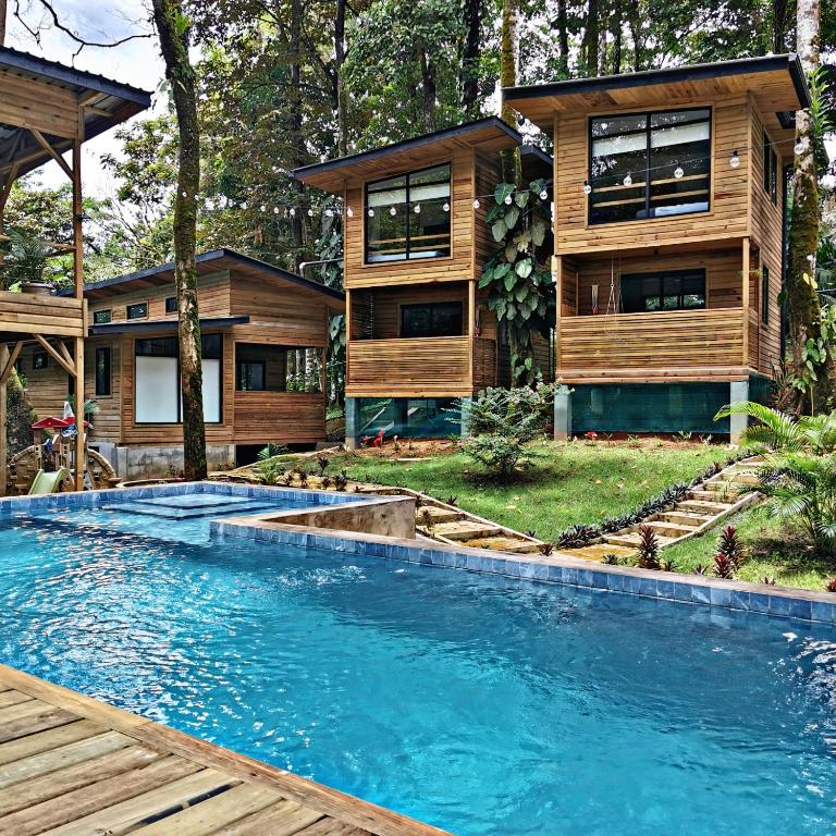 Bazén v ubytování MALU Cabins nebo v jeho okolí