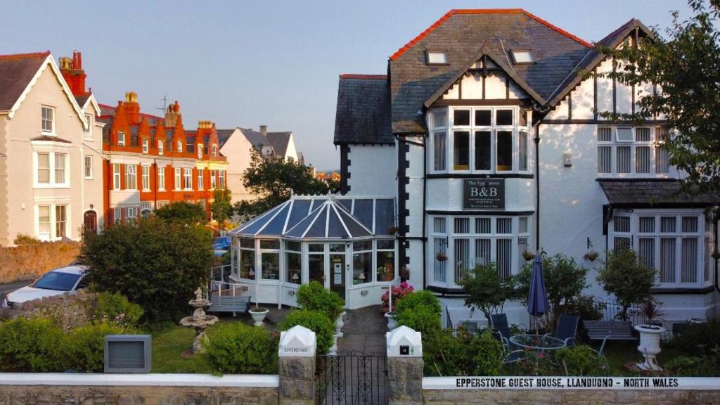 um grupo de casas numa pequena cidade em The Epperstone em Llandudno