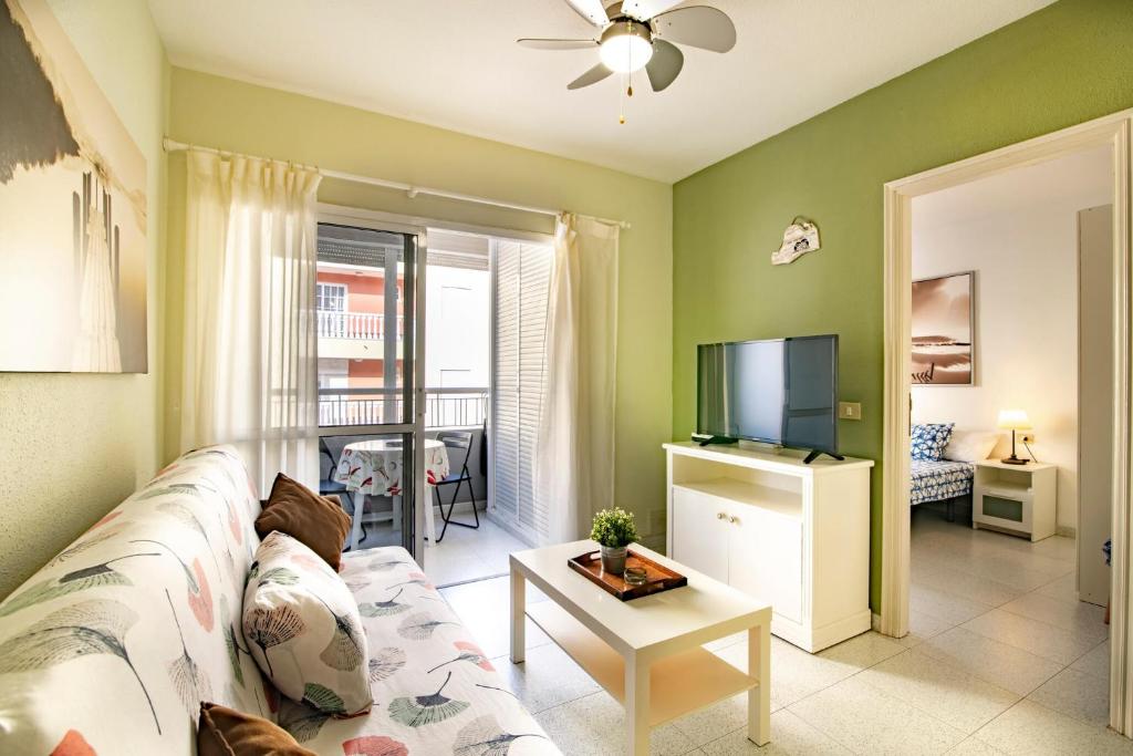 TV a/nebo společenská místnost v ubytování Alquilaencanarias- Medano Apartment Bogavante