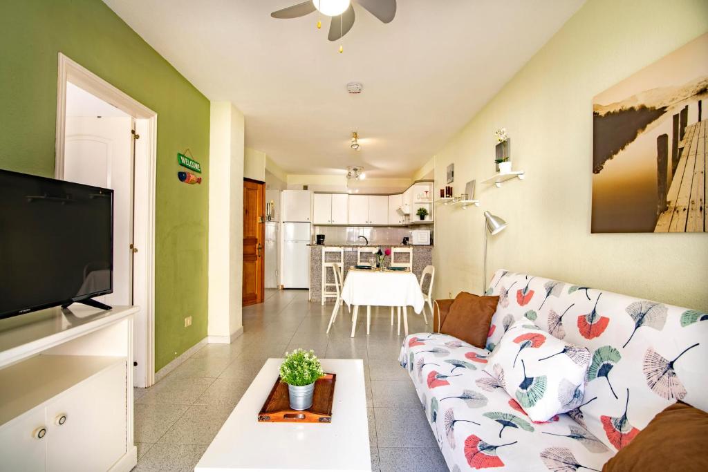 TV a/nebo společenská místnost v ubytování Alquilaencanarias- Medano Apartment Bogavante