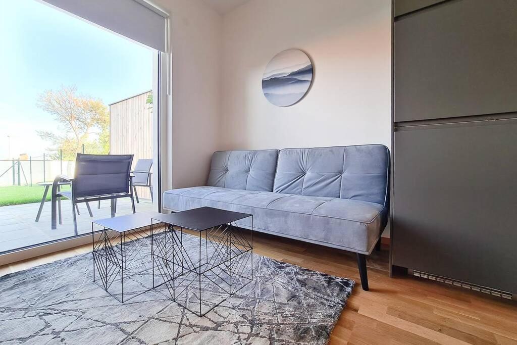 sala de estar con sofá y mesa en Relax Suite, en Mörbisch am See