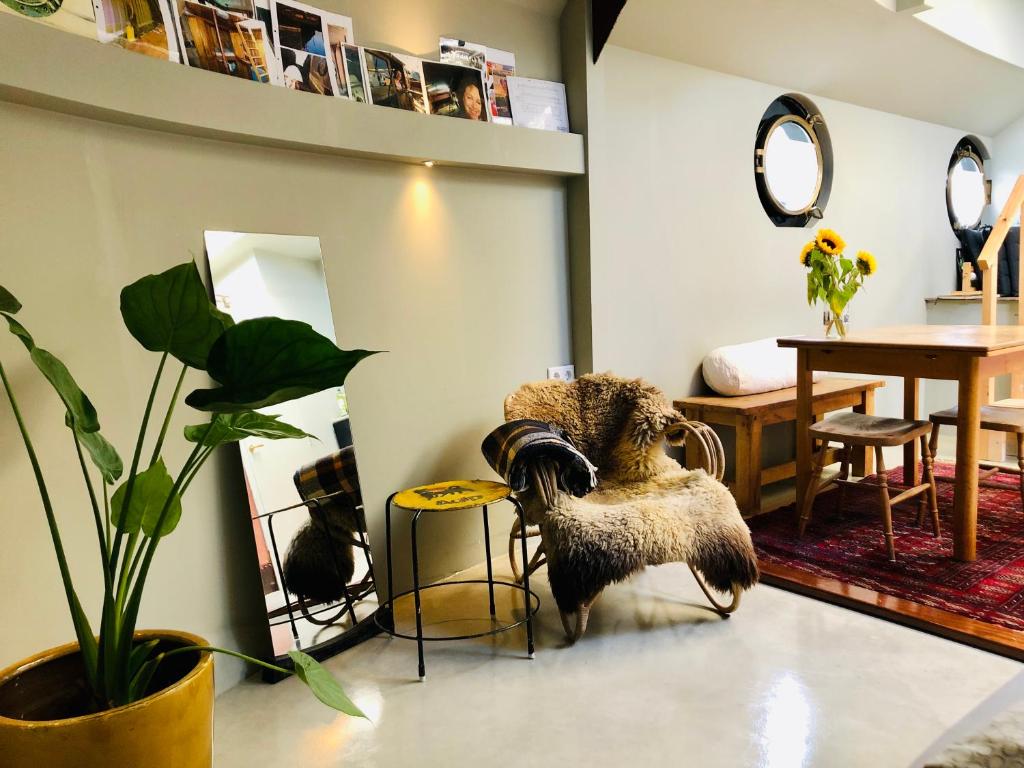 a living room with a bird sitting on a chair at Houseboat Tante Piet in Amsterdam