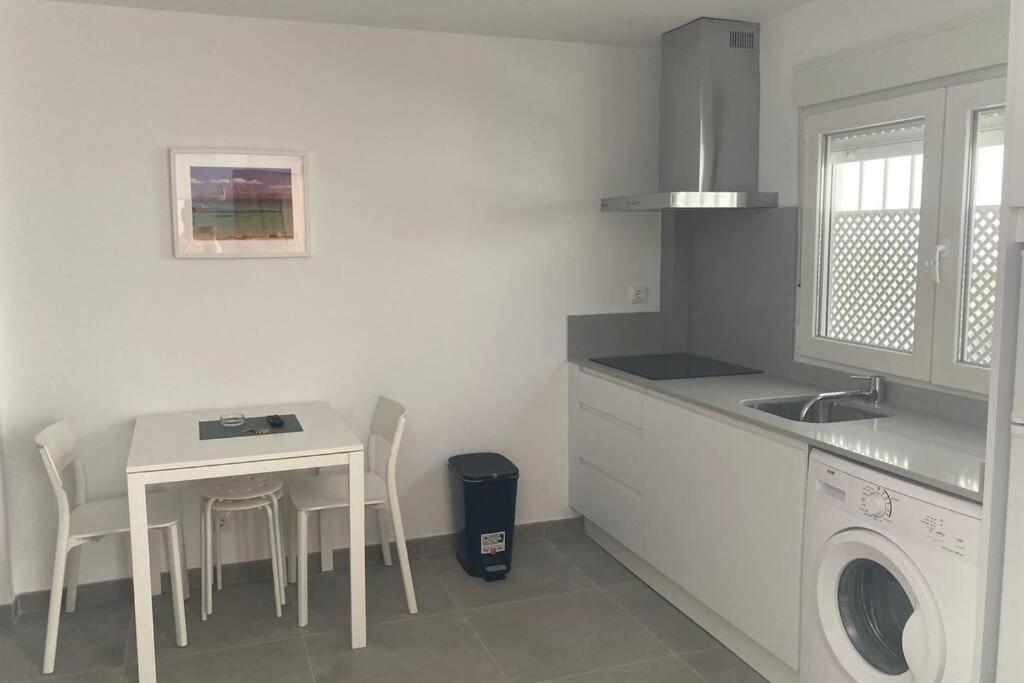 Kuchyňa alebo kuchynka v ubytovaní Loft independiente a 150 mtrs de la playa wifi aire acondicionado