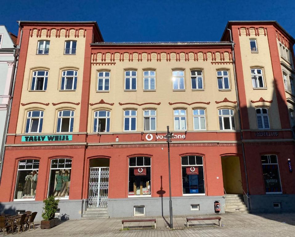 un grand bâtiment en briques avec beaucoup de fenêtres dans l'établissement Apartment Altstadt-Panorama, à Meiningen