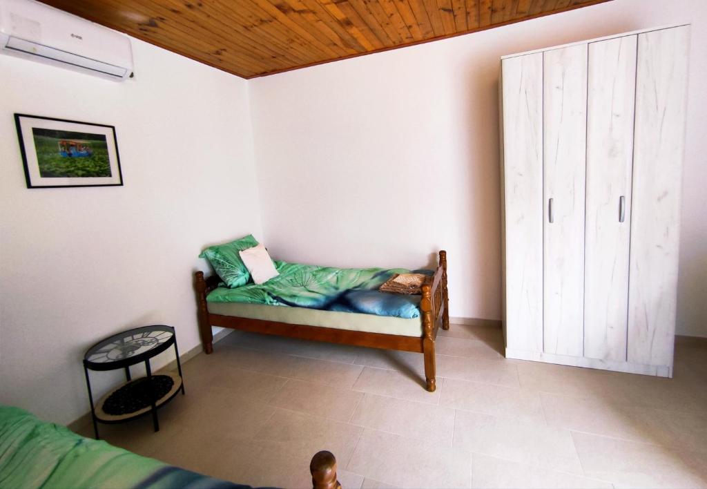 Łóżko lub łóżka w pokoju w obiekcie Celtis Shade House