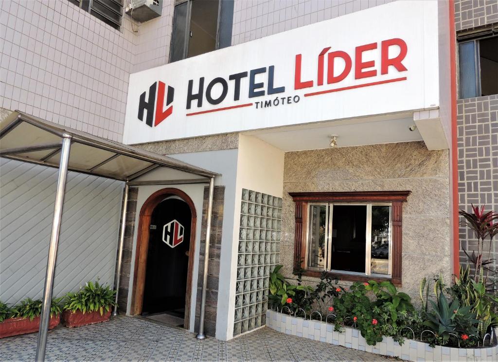 un cartel del hotelero en la parte delantera de un edificio en Hotel Líder - By UP Hotel, en Timóteo