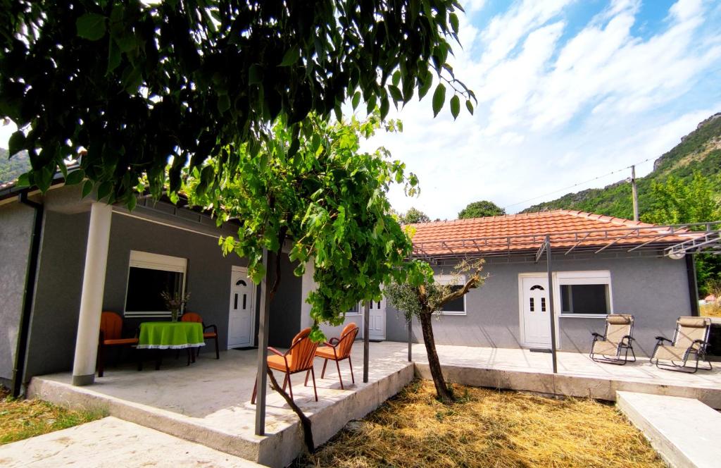 dom z patio z krzesłami i stołem w obiekcie Celtis Shade House w mieście Virpazar