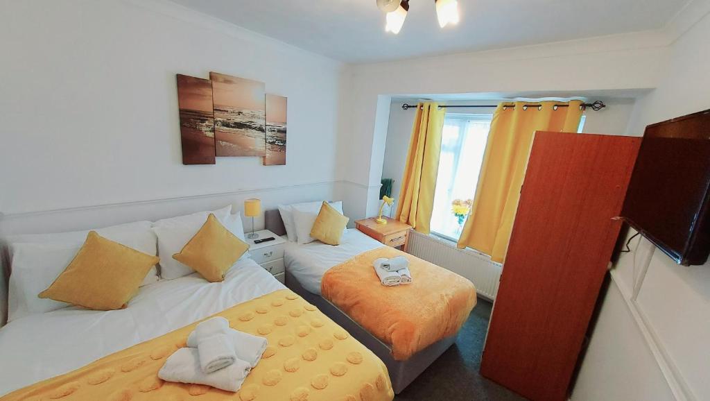 吉林漢姆的住宿－Gillings Villa -Perfect For Long & Short Stays，客房设有两张床、一张沙发和一个窗口。