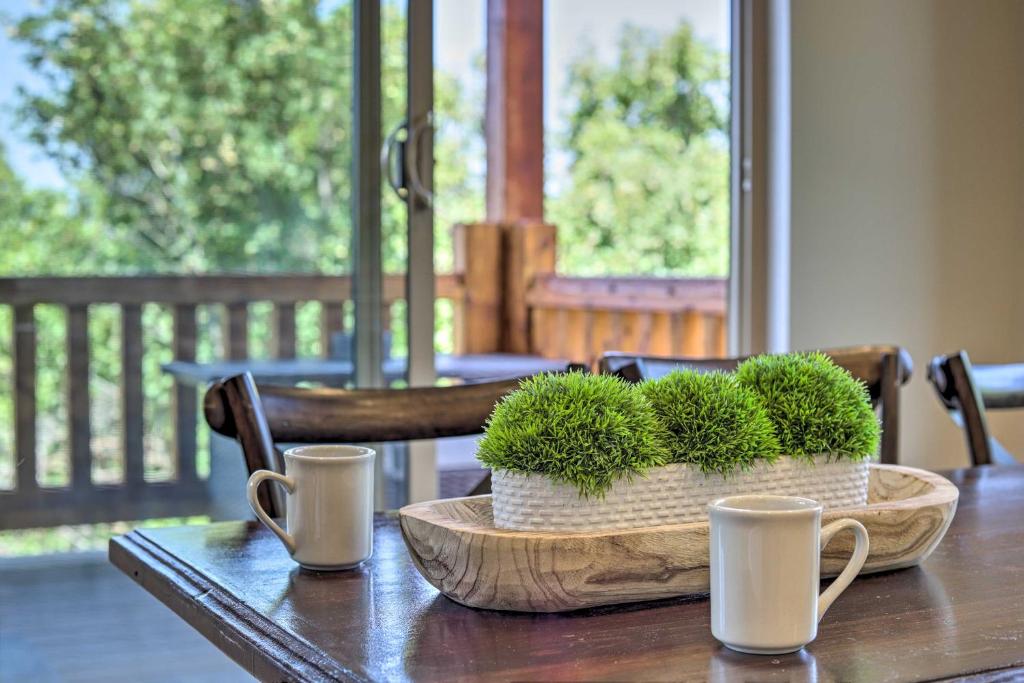 une table en bois avec deux pots de plantes dans l'établissement Spacious Resort Cabin in Manti-La Sal Mtns!, à Fairview