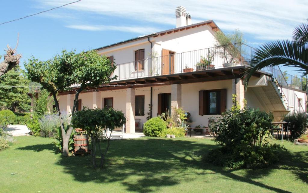 a villa with a garden in front of it at Agriturismo Ponterosa in Morrovalle