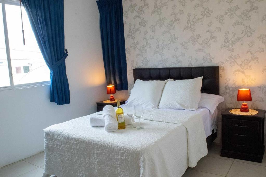 um quarto com uma cama com toalhas e 2 candeeiros em Hotel Valeritos em Playas