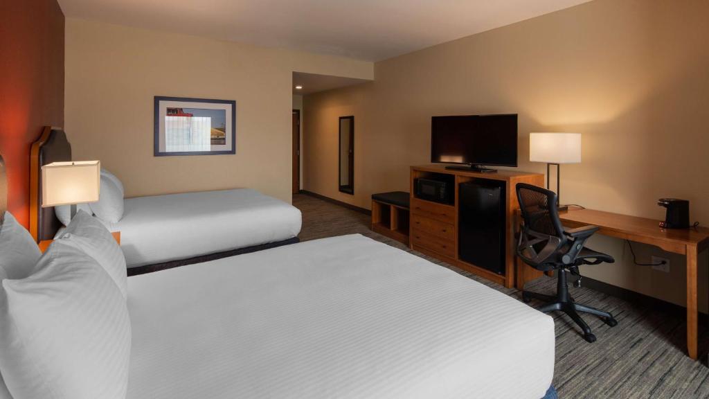 Postel nebo postele na pokoji v ubytování Best Western Bronco Inn