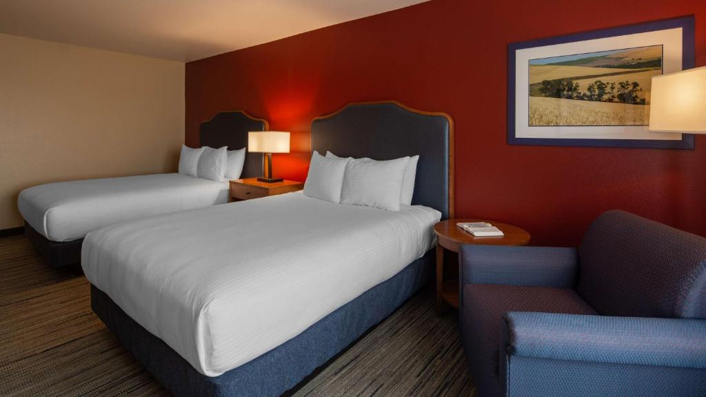 Postel nebo postele na pokoji v ubytování Best Western Bronco Inn