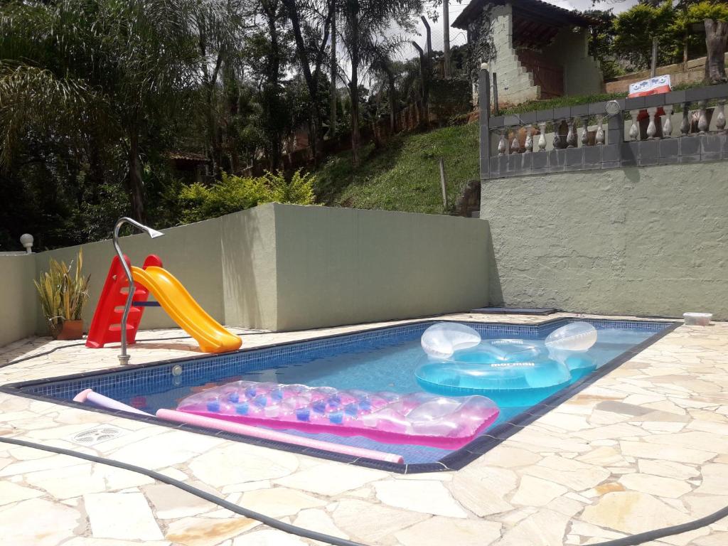 a swimming pool with a slide at Chácara Paraíso in Mairiporã