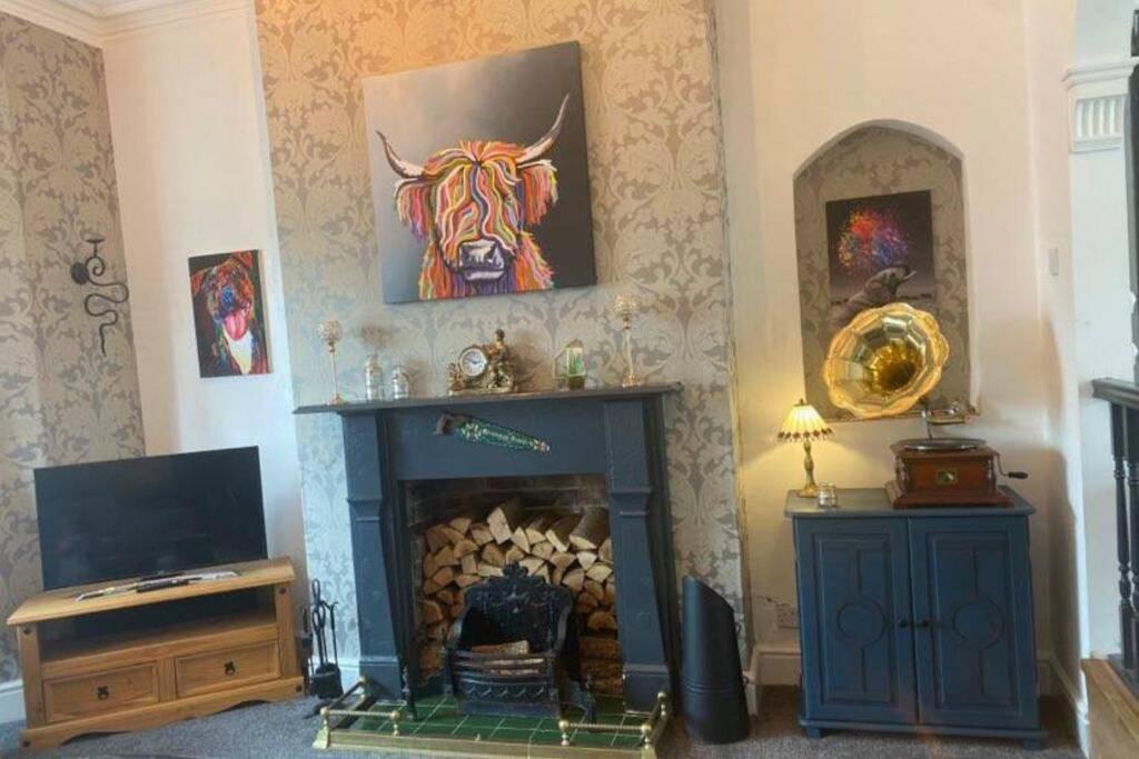 Quigley Buildings - Stylish Entire 2 bed House sleeps 5 Wigan - Private Garden - Free parking - Wifi - Secure garden - 两居室公寓