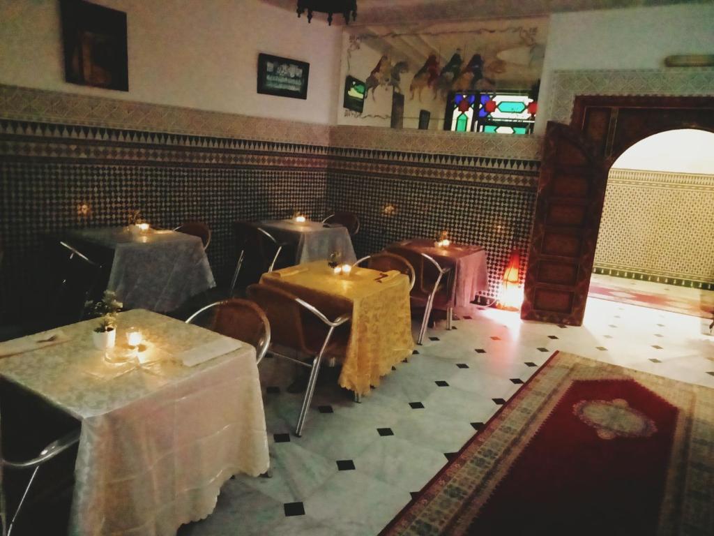 Posezení v ubytování Hôtel Sid El Aidi Médina