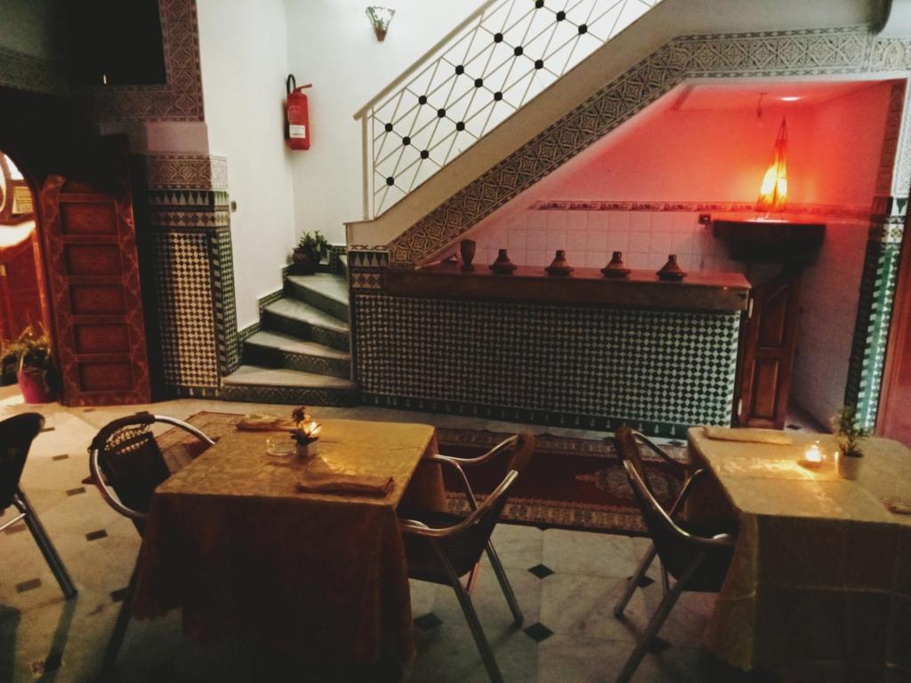 Posezení v ubytování Hôtel Sid El Aidi Médina