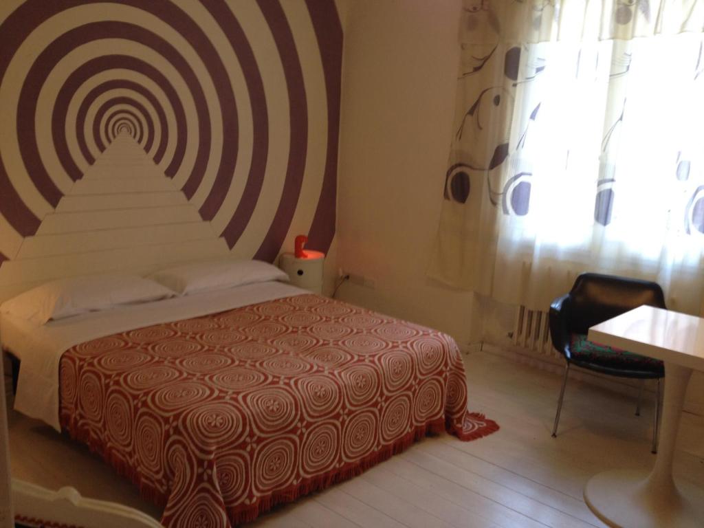 - une chambre avec un lit et une cible sur le mur dans l'établissement Casa Olivia, à Florence