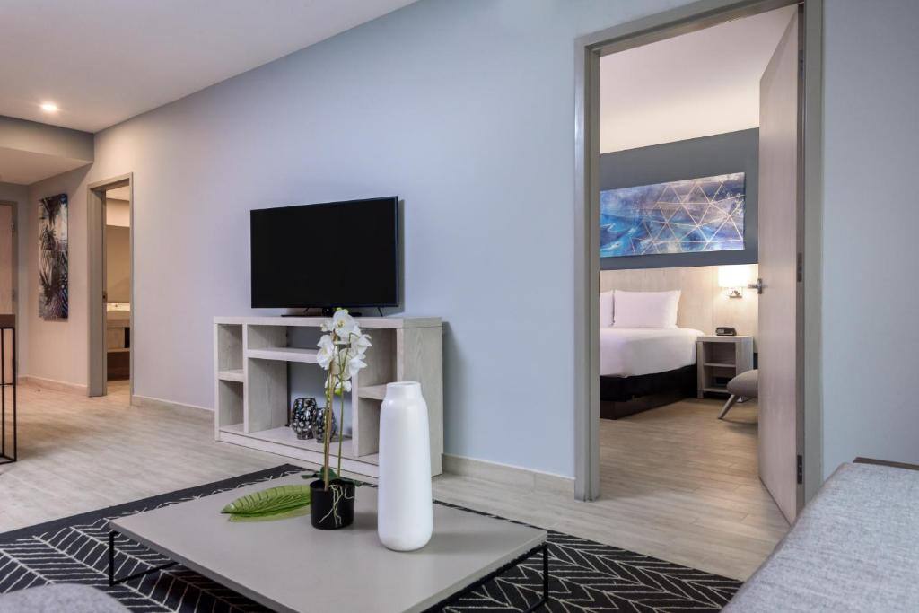 TV a/nebo společenská místnost v ubytování Hyatt Place San Pedro
