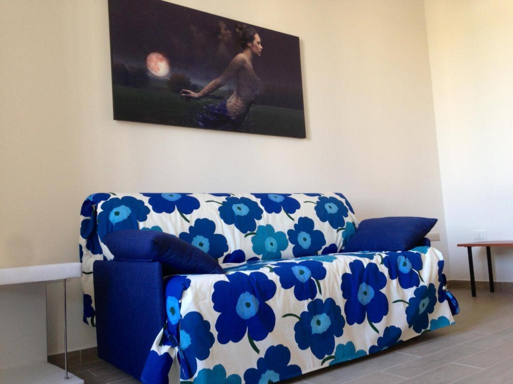 a blue couch with blue flowers on it in a living room at Casa Ombry Gallipoli in Gallipoli