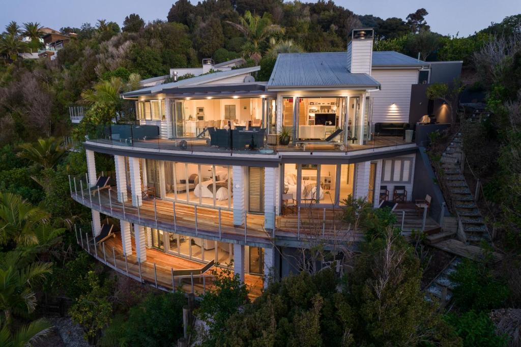 una vista aérea de una casa con luces encendidas en Heaven NZ Luxury Accommodation- Qualmark 5 Star Accredited, en Russell