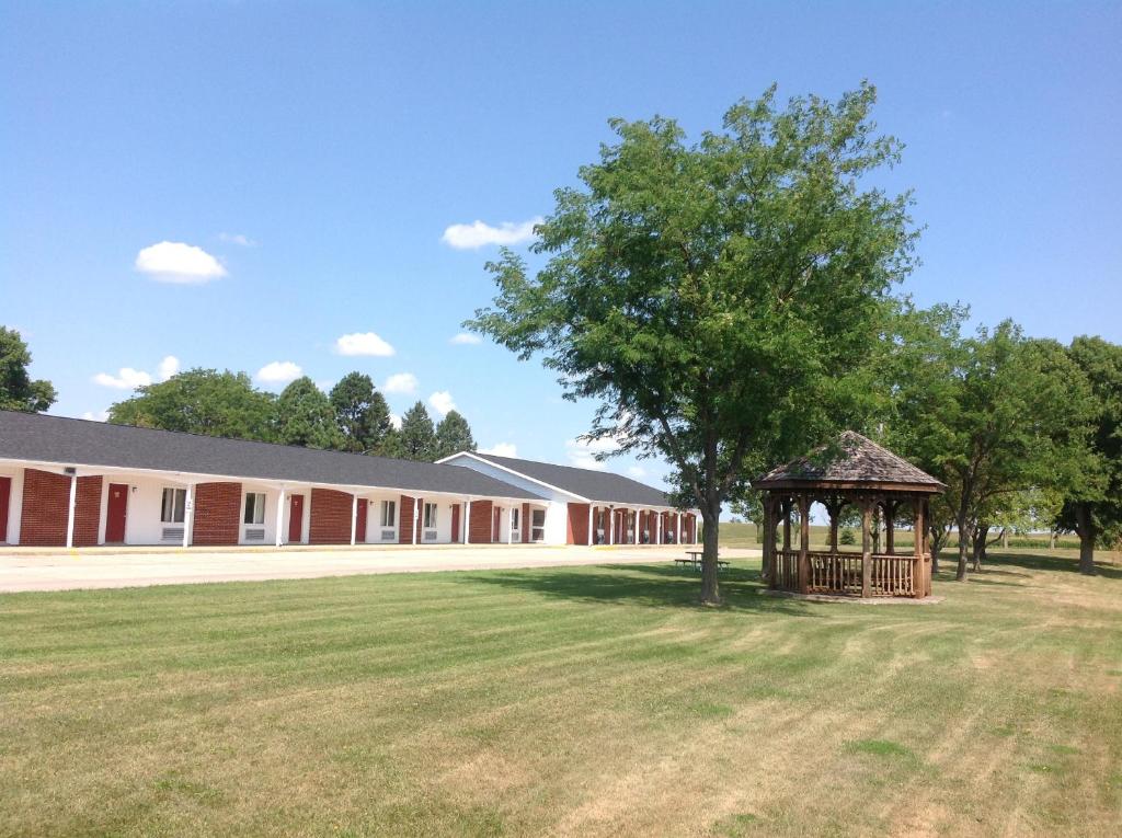 a school building with a gazebo and a tree at Crest Country Inn in Williamsburg