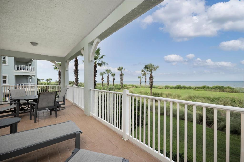 d'un balcon avec une table et des chaises et une vue sur l'océan. dans l'établissement 621 Cinnamon Beach, Sleeps 8, 3 Bedrooms, Pool Access, Spa, Wi-Fi, à Palm Coast