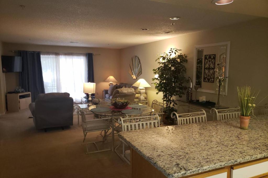 Una cocina y una sala de estar con mesa y sillas. en Foothill's Luxury 2BDR Ground Floor Condo in 1000 Hill's, en Branson