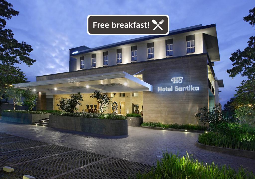 un edificio con un cartel que lee desayuno gratis hotelenna en Hotel Santika Mataram en Mataram