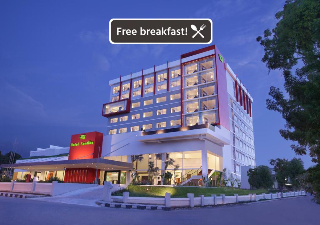 un hôtel avec un panneau indiquant le petit-déjeuner gratuit dans l'établissement Hotel Santika Palu, à Palu