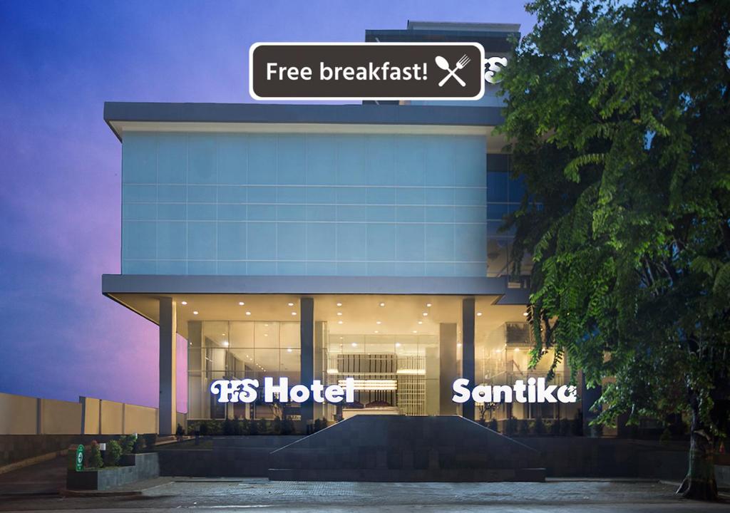 un bâtiment avec un panneau d'hôtel sbs sur celui-ci dans l'établissement Hotel Santika Pekalongan, à Pekalongan