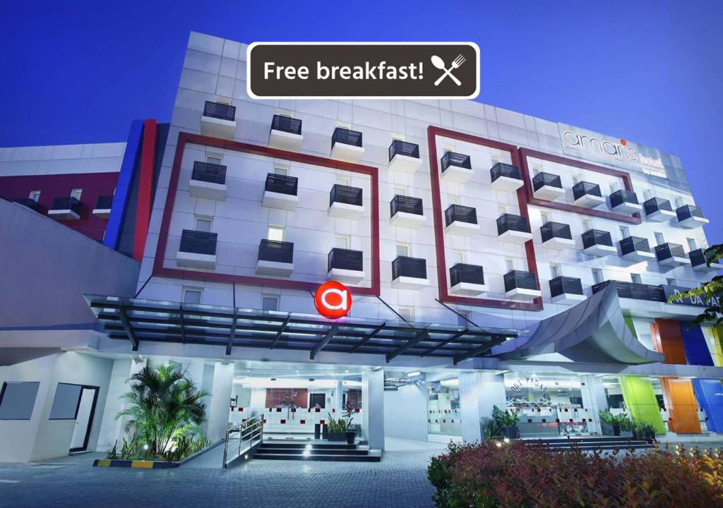 uma representação de um hotel com um sinal de pequeno-almoço gratuito em Amaris Hotel Bandara Soekarno Hatta em Tangerang