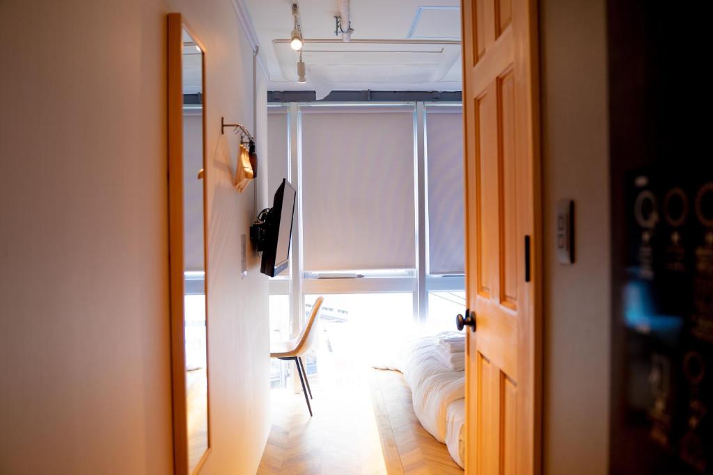 widok na pokój z oknem i drzwiami w obiekcie HOTEL ORIGO HAKATA - Gion - w mieście Fukuoka