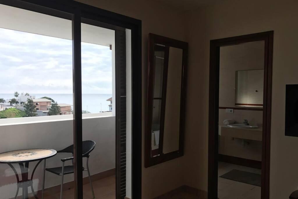 Pokój z balkonem ze stołem i oknem w obiekcie Costa Del Sol, LA CALA DE MIJAS w mieście Mijas Costa