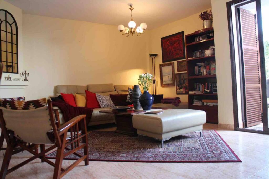 salon z kanapą i stołem w obiekcie Costa Del Sol, LA CALA DE MIJAS w mieście Mijas Costa