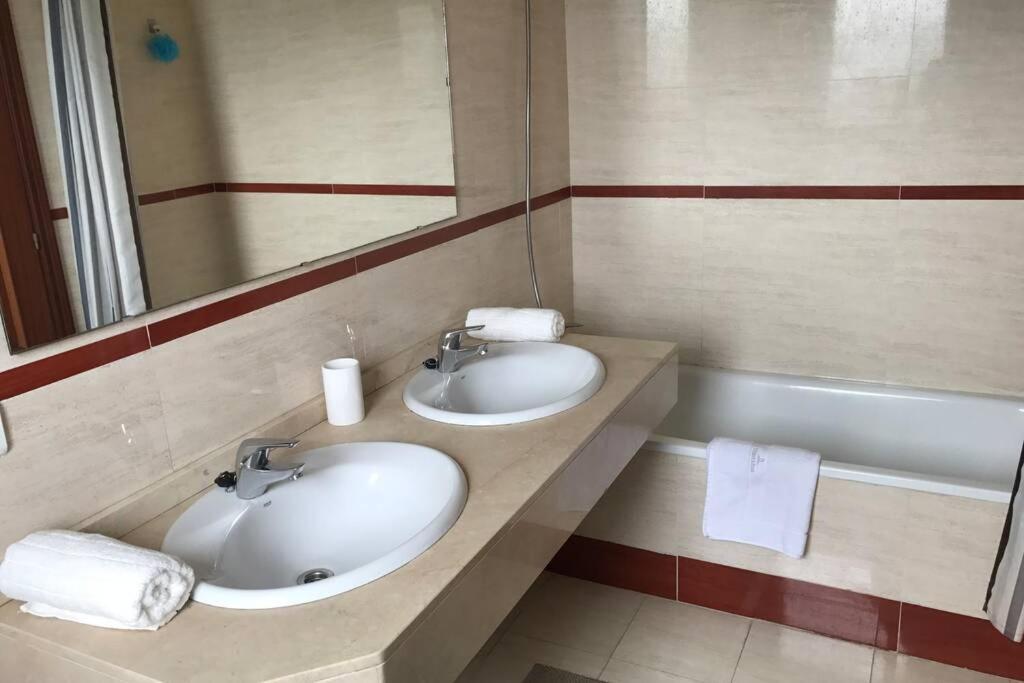 łazienka z 2 umywalkami, lustrem i wanną w obiekcie Costa Del Sol, LA CALA DE MIJAS w mieście Mijas Costa