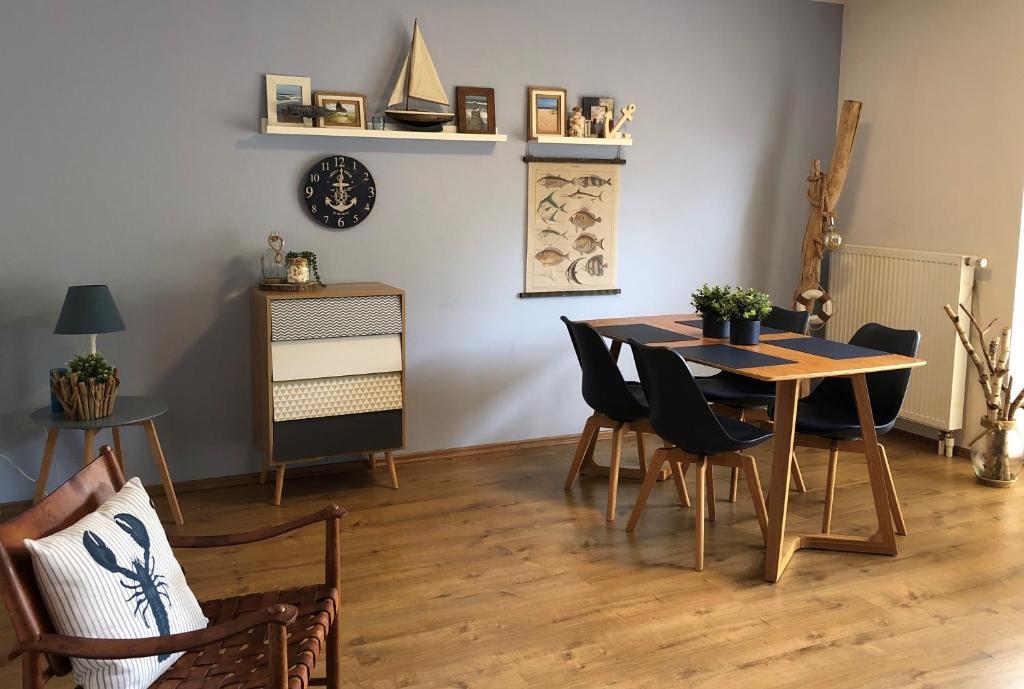 a dining room with a table and chairs at Ferienhaus "Strandgut" in Ueckermünde