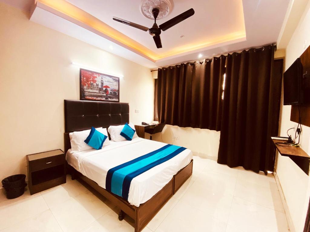 Postel nebo postele na pokoji v ubytování Hotel Admire Inn "Atta Market, Noida Sector 18"