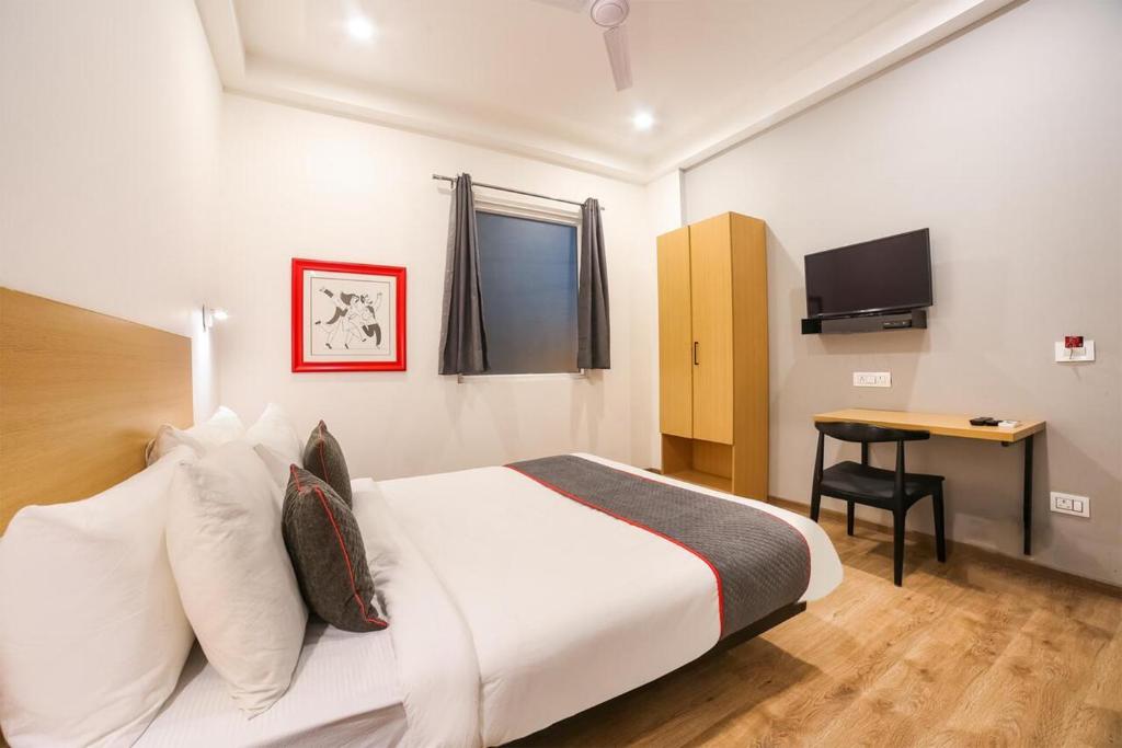 TV a/nebo společenská místnost v ubytování Hotel Admire Inn "Atta Market, Noida Sector 18"