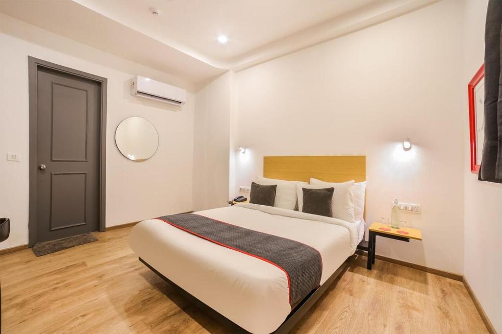 Postel nebo postele na pokoji v ubytování Hotel Admire Inn "Atta Market, Noida Sector 18"