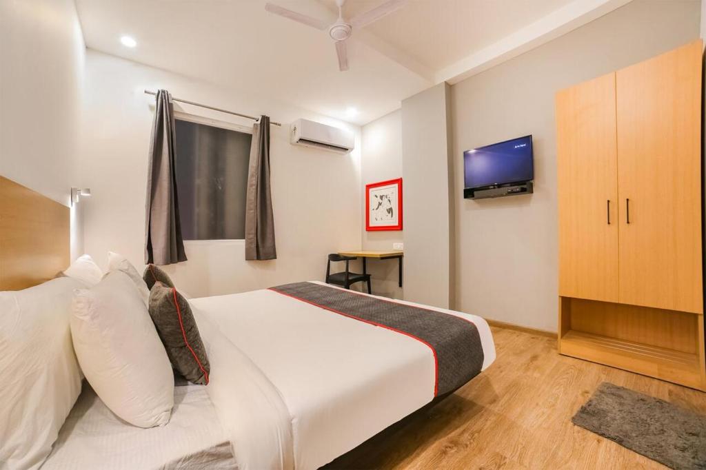 Postel nebo postele na pokoji v ubytování Hotel Admire Inn "Atta Market, Noida Sector 18"