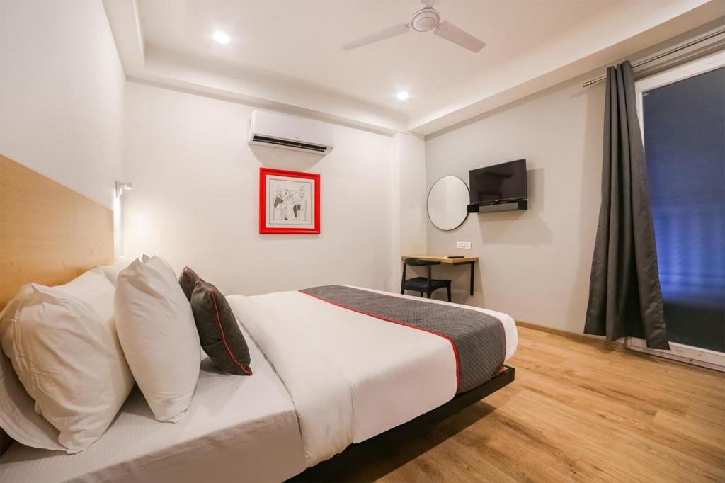 TV a/nebo společenská místnost v ubytování Hotel Admire Inn "Atta Market, Noida Sector 18"