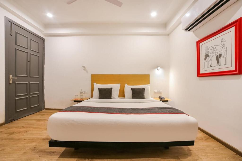 Postel nebo postele na pokoji v ubytování Hotel Admire Inn "Atta Market, Noida Sector 18"