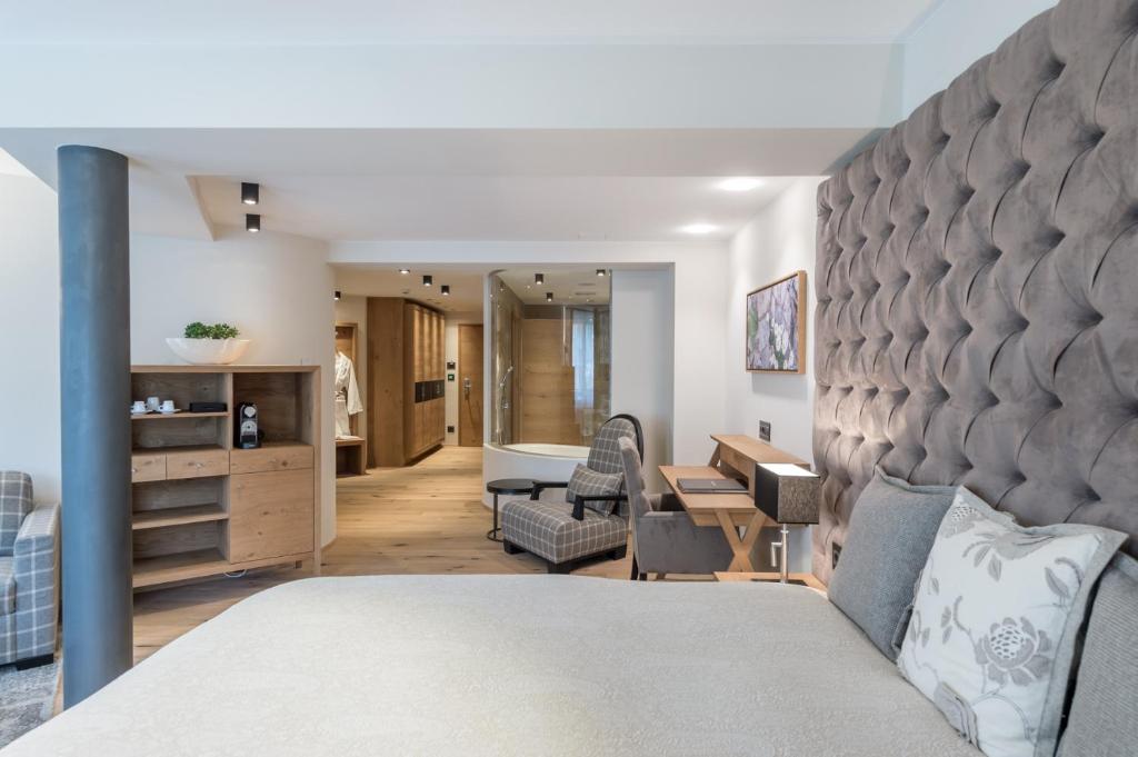 Geräumige Suite im Das Central Sölden mit stilvoller Einrichtung, bequemer Couch und Flachbildfernseher