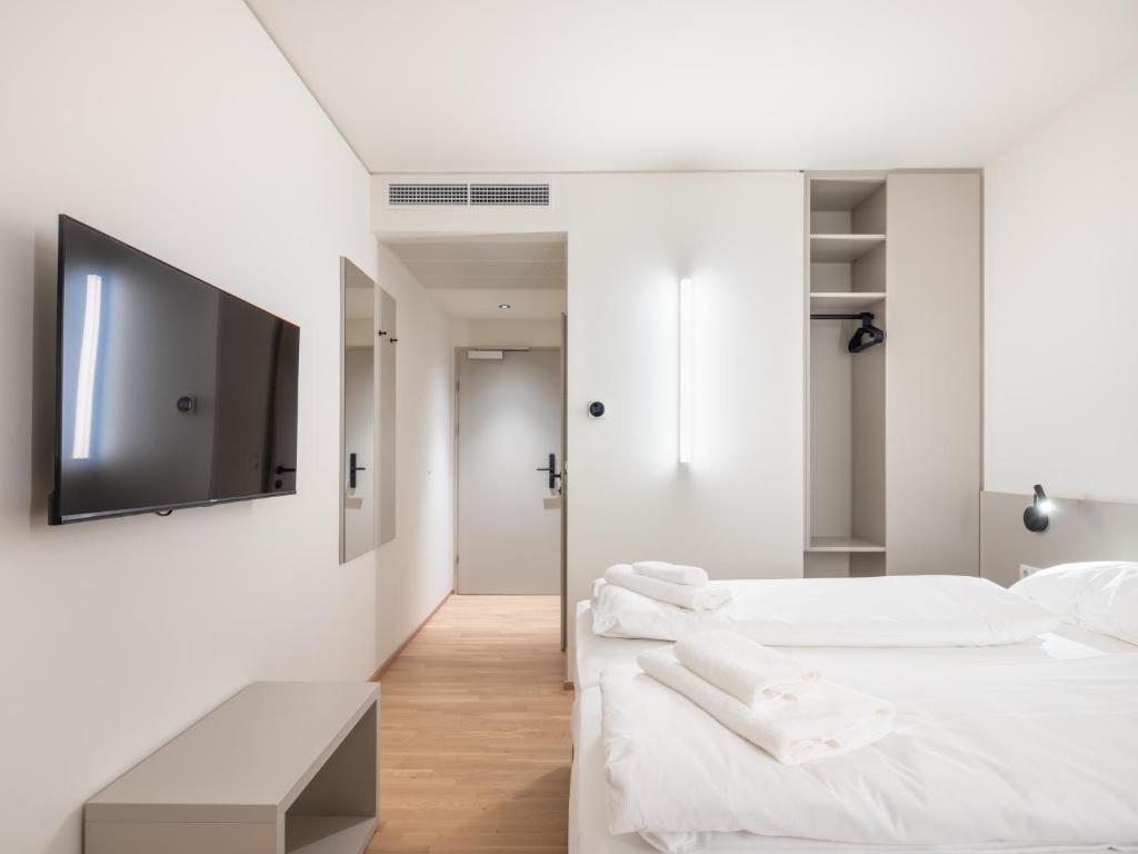 Letto o letti in una camera di Hotel AT HOME - late arrival self check in