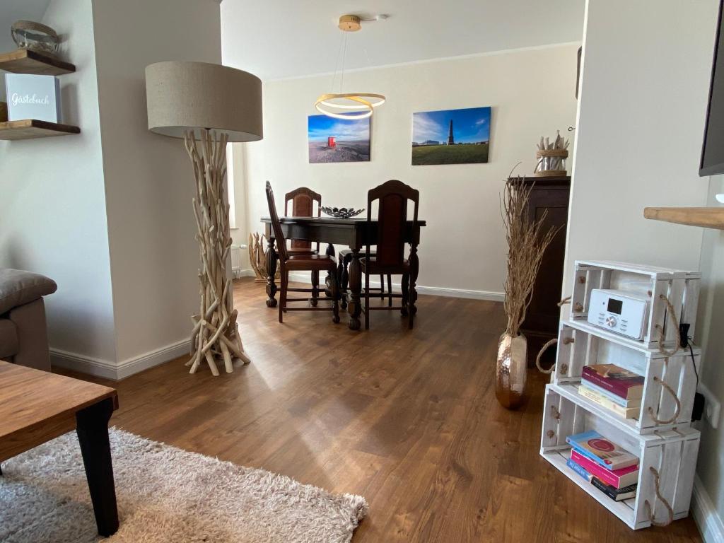 ein Wohnzimmer mit Tisch und Stühlen in der Unterkunft Ferienwohnung Nordblick in Borkum